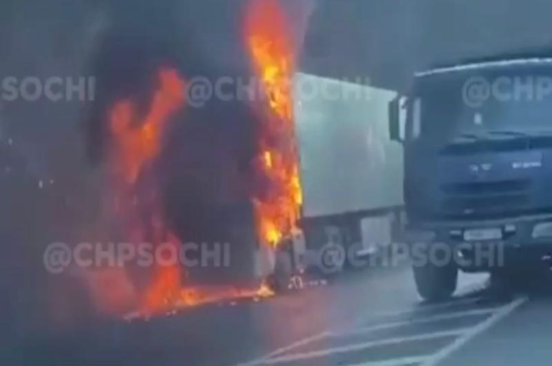 Фура с прицепом сгорела на федеральной трассе в Сочи