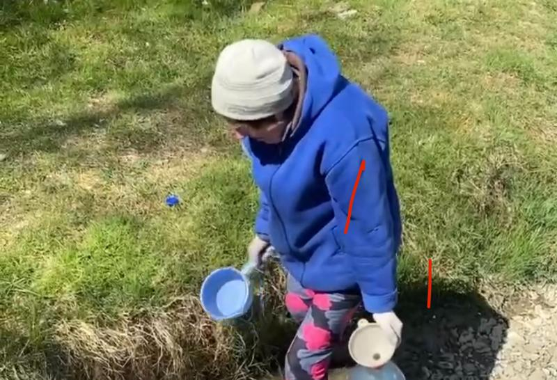 Сочинская пенсионерка вынуждена набирать воду из лужи из-за бездействия водоканала