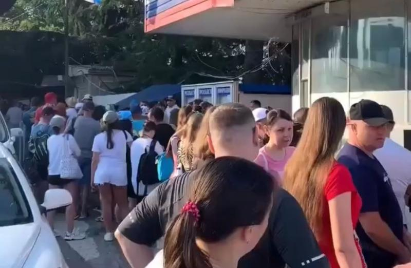 Туристы массово стали покидать Сочи ради отдыха в Абхазии