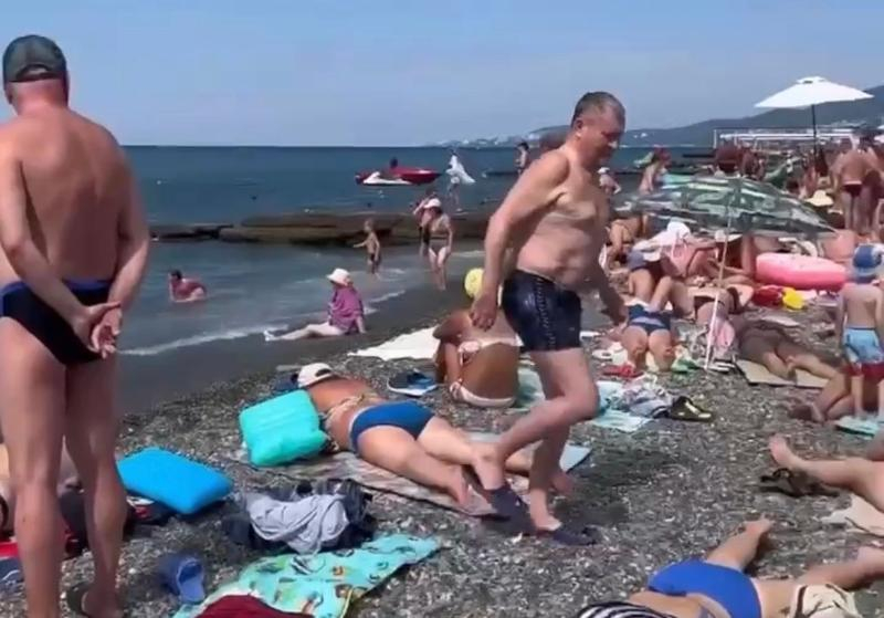 Туристы в Сочи нарушили запрет на купание в море