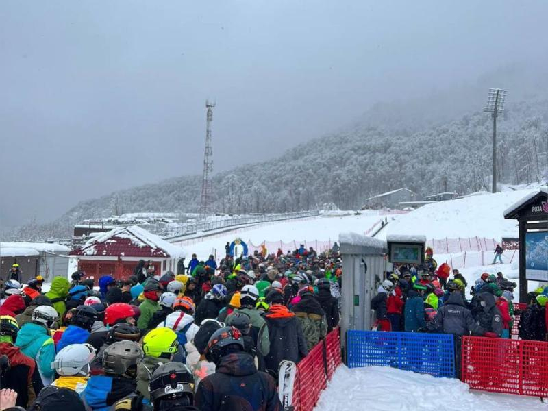 Сильный снегопад стал причиной заторов и огромных очередей на горнолыжных курортах Сочи