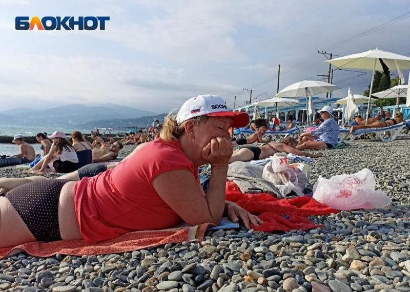 На пляжах в Сочи стало значительно меньше туристов