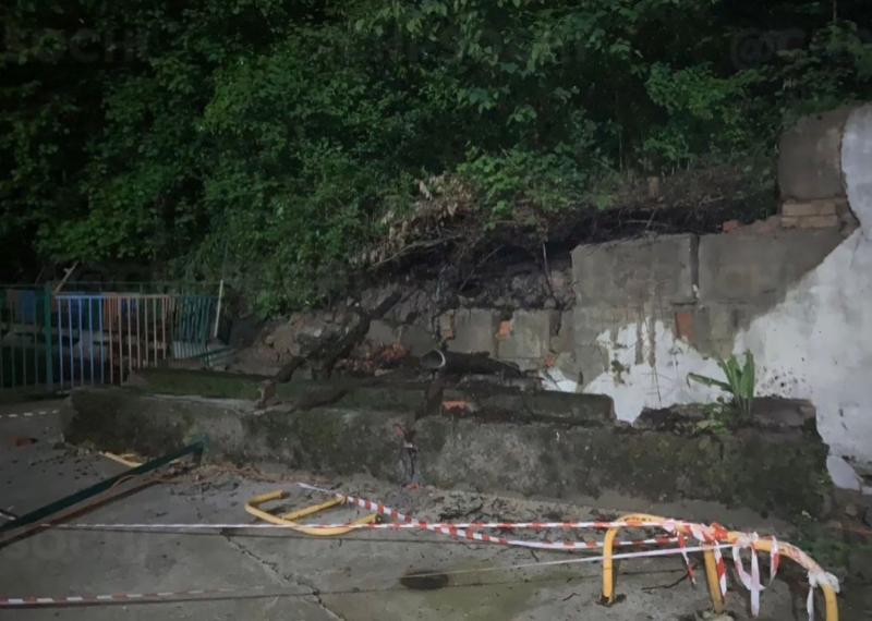 Подпорная стена обрушилась около многоквартирного дома в Сочи