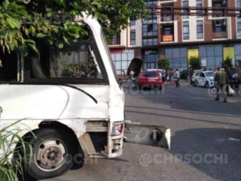 Пассажирский автобус скатился со склона в Сочи