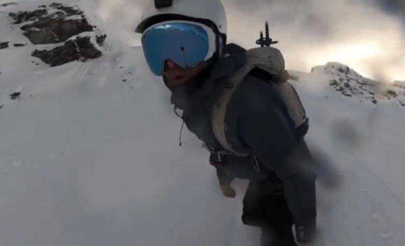 Сноубордист угодил под лавину в горах Сочи