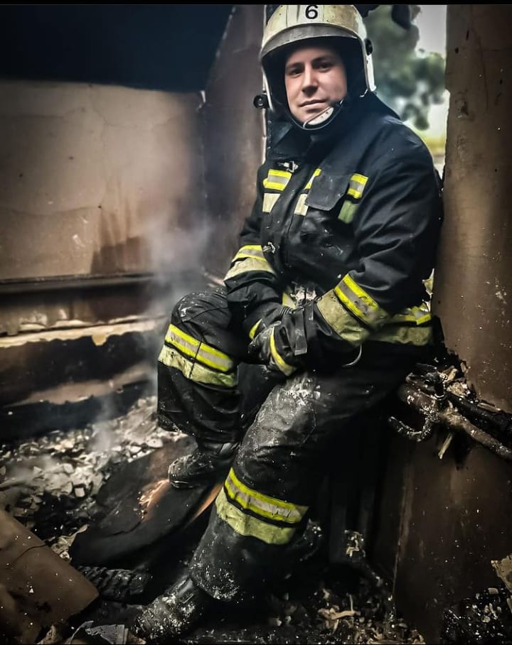 пожарный Станислав Афанасьев в Сочи на работе 