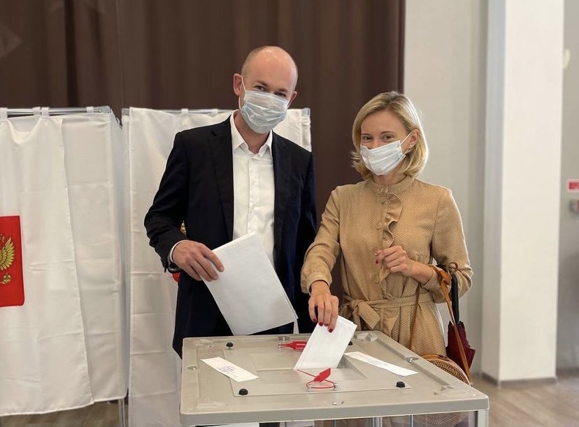 Андрей Столяров на выборах с супругой 